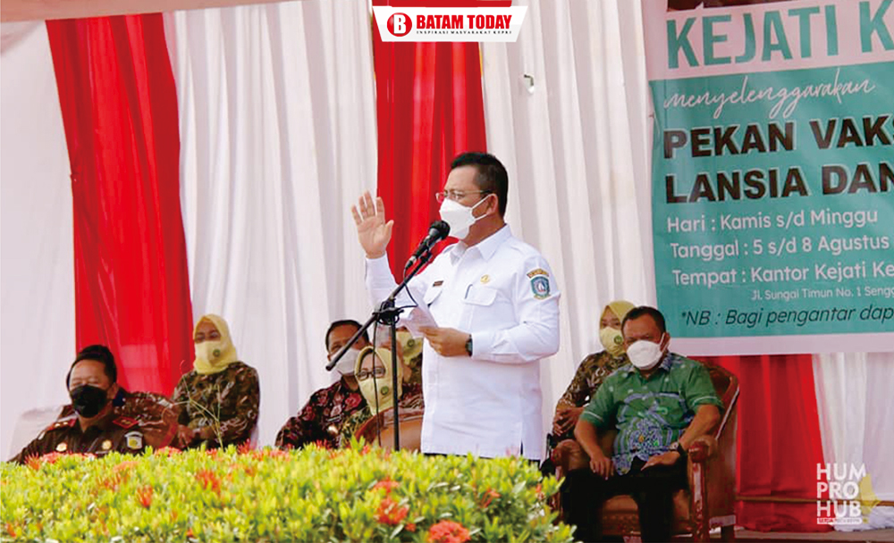 Gubernur Kepri, H. Ansar Ahmad menyampaikan kata sambutannya saat vaksinasi Kejati Kepri